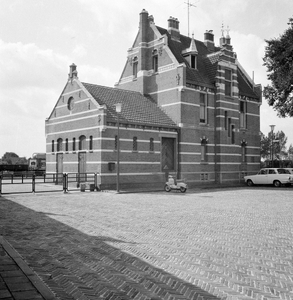 150475 Gezicht op de dienstwoning bij het N.S.-station Kesteren te Kesteren.